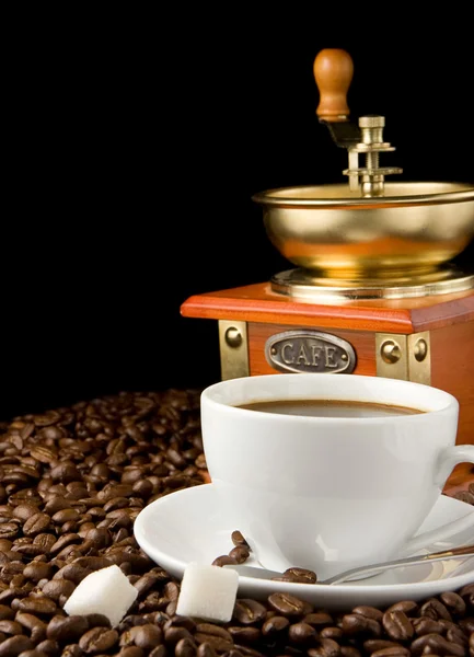 Kopje koffie en molen op bonen — Stockfoto