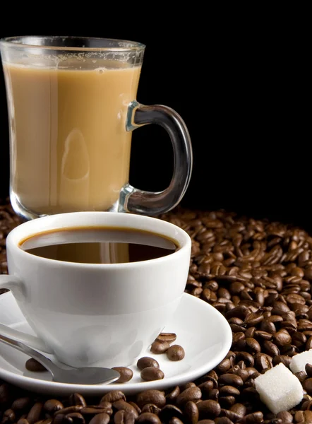 Kopjes koffie bonen geïsoleerd op zwart — Stockfoto