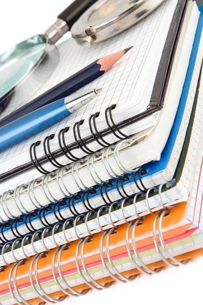 Pen en horloge op notebook geïsoleerd op whitepen en horloge op chec — Stockfoto