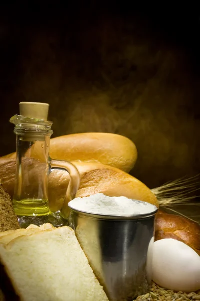 Pan y productos de panadería sobre madera —  Fotos de Stock