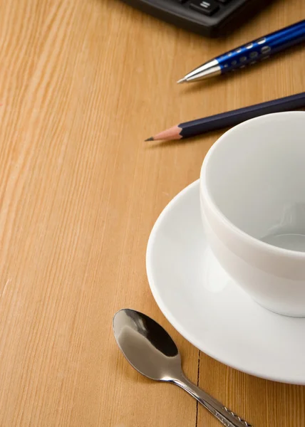 Penna, kalkylator och kopp kaffe på trä — Stockfoto