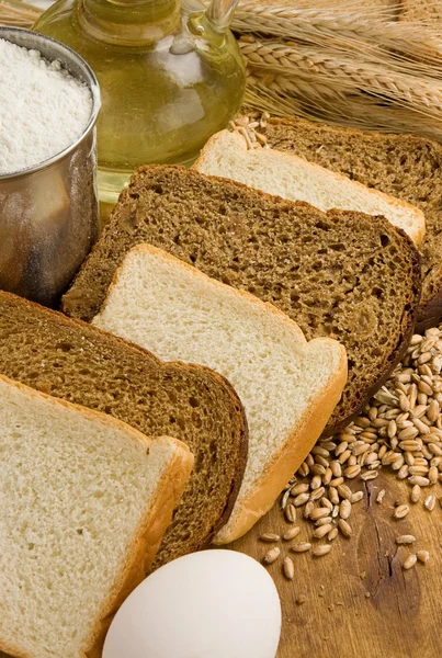 Chléb a pekařské výrobky na palubě — Stock fotografie