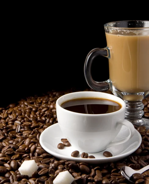Puchar pełen kawa na czarnym tle — Zdjęcie stockowe