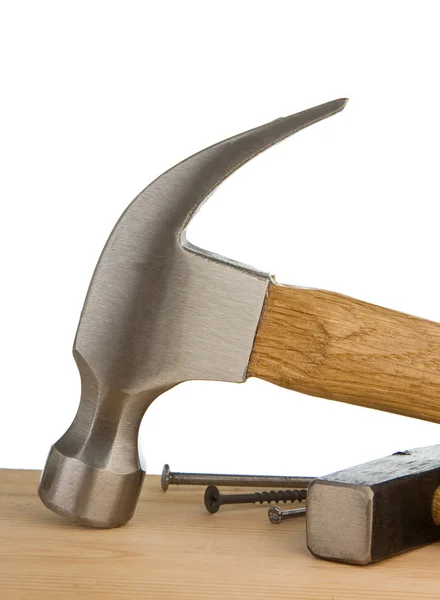 Hammer und Nagel auf Holzstange isoliert auf weiß — Stockfoto