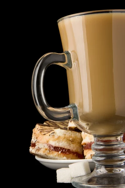 Xícara de café e doces isolados em preto — Fotografia de Stock