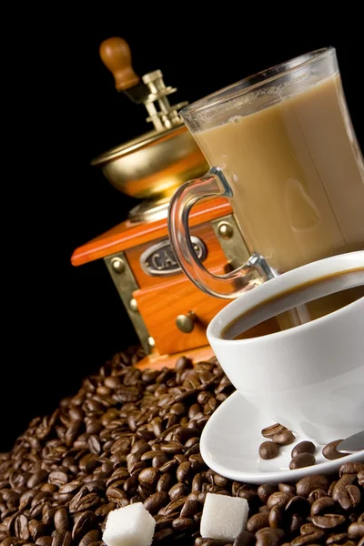 Kopje koffie, bonen en grinder op zwart — Stockfoto