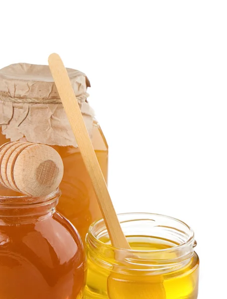 Maceta de vidrio llena de miel aislada en blanco — Foto de Stock
