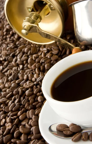 Xícara de café, panela e moedor em grãos — Fotografia de Stock