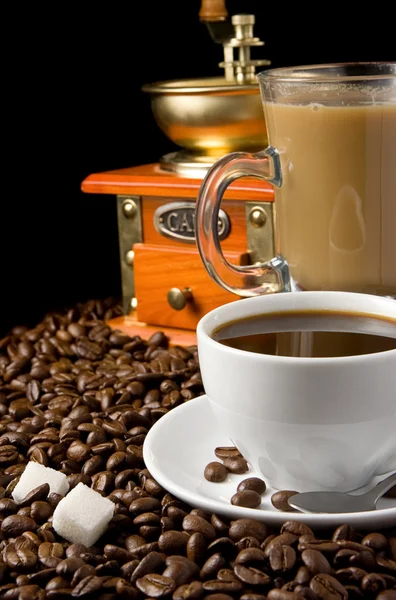 Taza de café y molinillo en granos — Foto de Stock