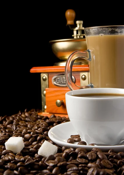 Xícara cheia de café, feijão e ginder em preto — Fotografia de Stock