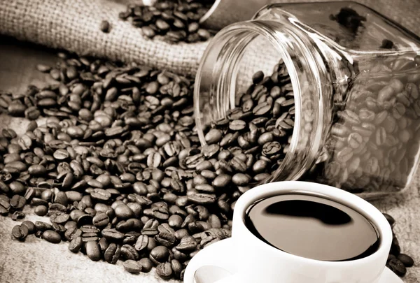 Xícara de café, panela em grãos e saque — Fotografia de Stock