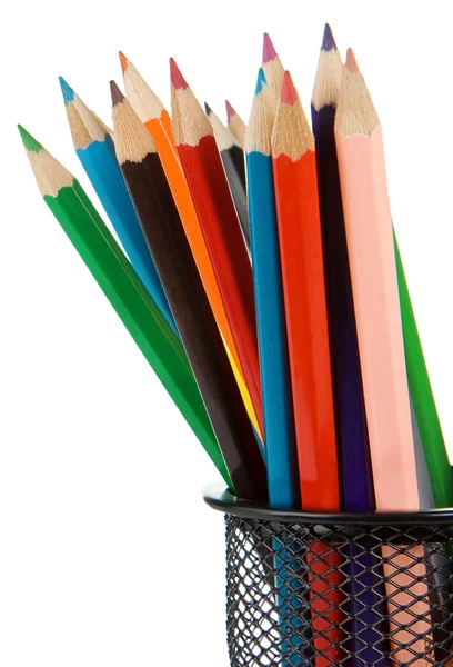 Cesta de soporte llena de lápices aislados en blanco — Foto de Stock