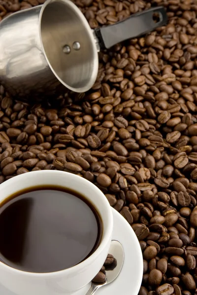 コーヒーのカップと豆の鍋 — ストック写真