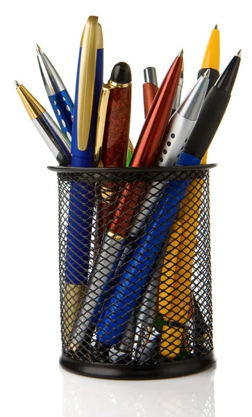 Cesta de suporte cheia de canetas isoladas em branco — Fotografia de Stock