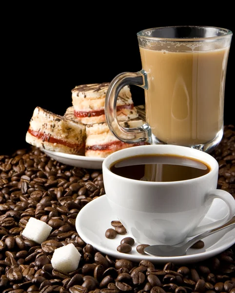 コーヒー豆とお菓子のカップ — ストック写真