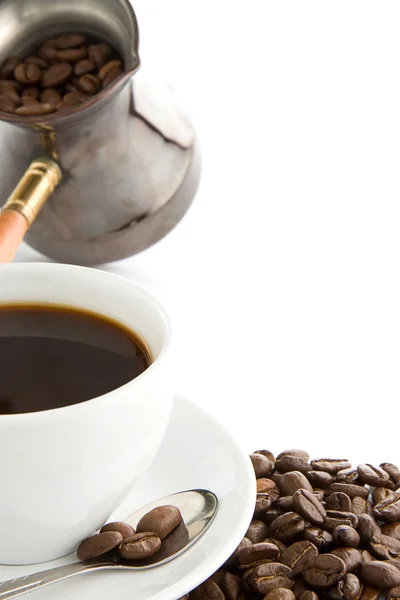 Полная чашка кофе и кастрюля на фасоли — стоковое фото