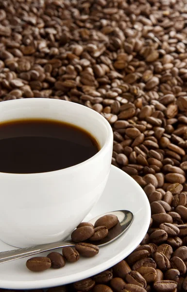 Kopje van koffie, lepel en bonen — Stockfoto