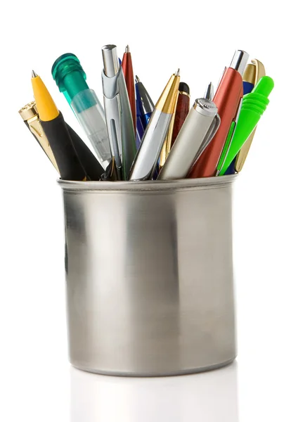 Cesta llena de lápices y bolígrafos aislados en blanco — Foto de Stock
