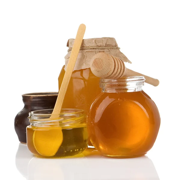 Panela de vidro cheia de mel isolado em branco — Fotografia de Stock