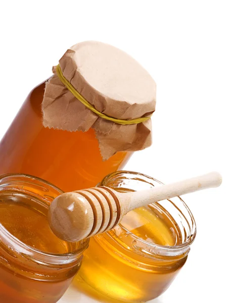 Panela de vidro cheia de mel isolado em branco — Fotografia de Stock