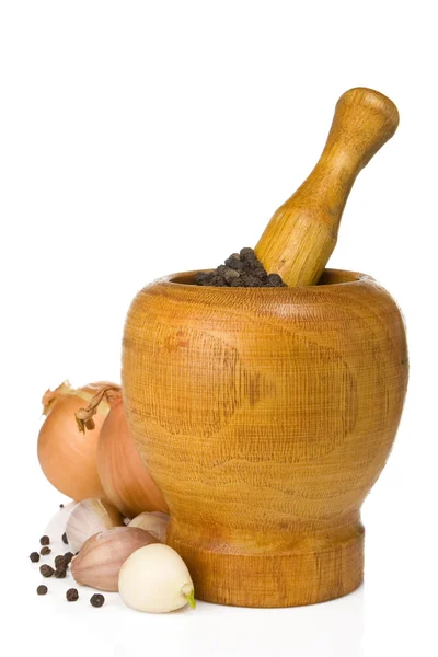 Σκόρδο, κρεμμύδι και πιπέρι στην κατσαρόλα που απομονώνονται σε λευκό — Φωτογραφία Αρχείου