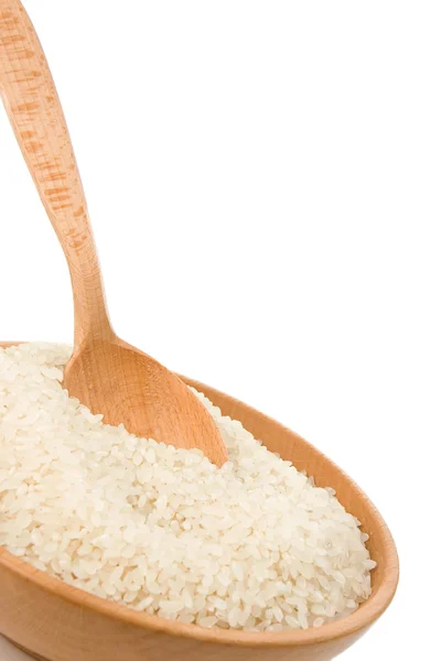 Rijst in houten plaat en lepel op wit — Stockfoto