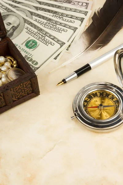 Mürekkebi altın kalemi, tüy ve dolar — Stok fotoğraf