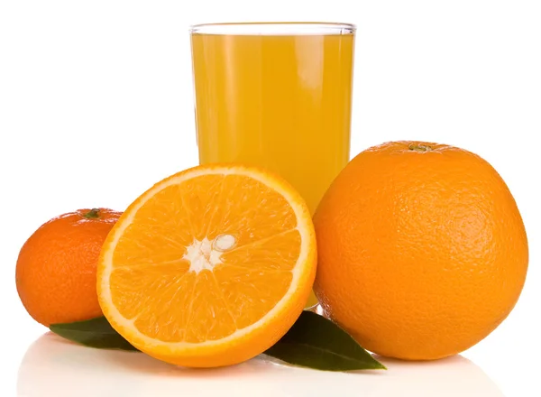 Suco e laranja sobre branco isolado sobre branco — Fotografia de Stock