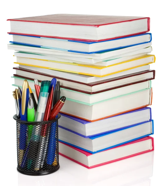 Boeken en houder mand met pennen geïsoleerd op wit — Stockfoto