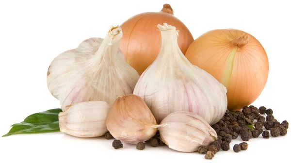 Garlics i cebuli na białym tle — Zdjęcie stockowe