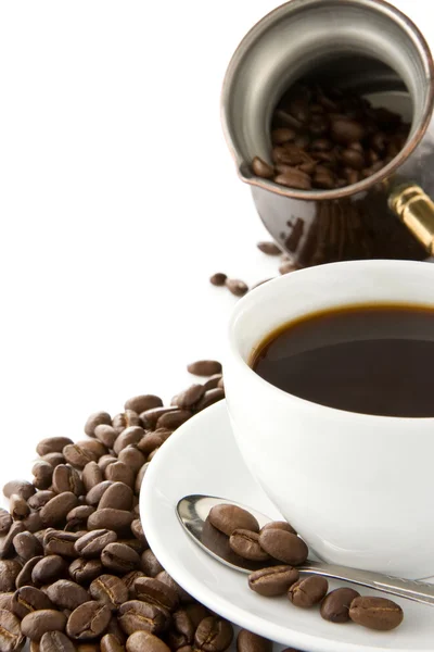 Kopje koffie, pot en bonen geïsoleerd op wit — Stockfoto