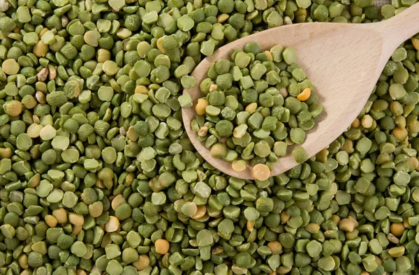 スプーンで、緑色のエンドウ豆穀物 — ストック写真