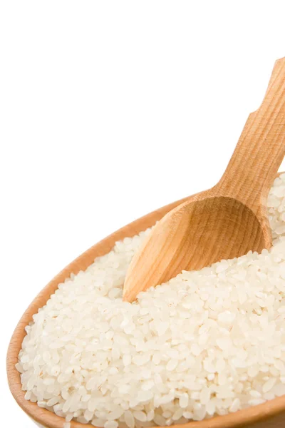 Ahşap plaka üzerinde beyaz izole pirinç — Stok fotoğraf