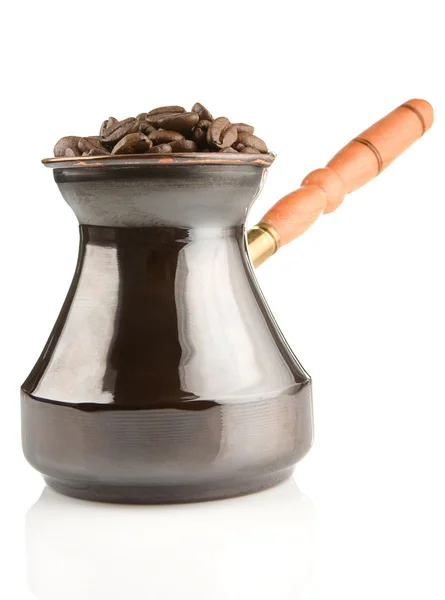 コーヒー ポット、白で隔離される豆 — ストック写真