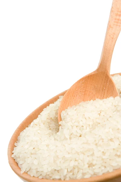 Ahşap tabak pirinç ve izole üzerinde beyaz kaşık — Stok fotoğraf
