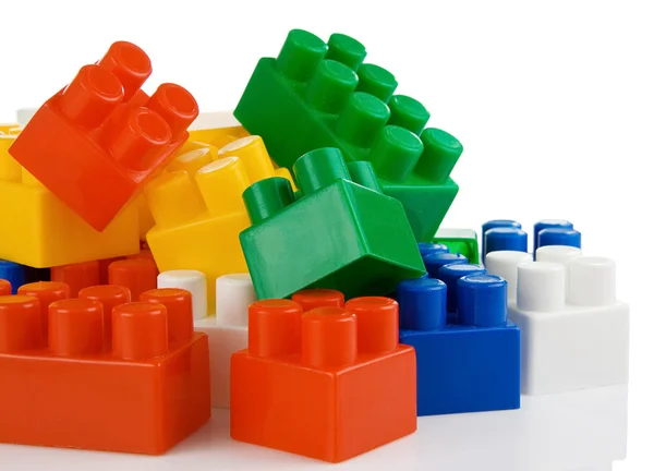 Brinquedos coloridos de plástico tijolos isolados em branco — Fotografia de Stock