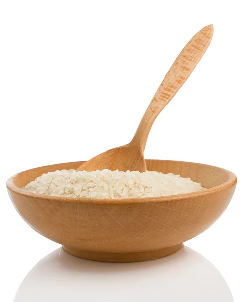 Рис в тарелке и деревянная ложка на белом — стоковое фото