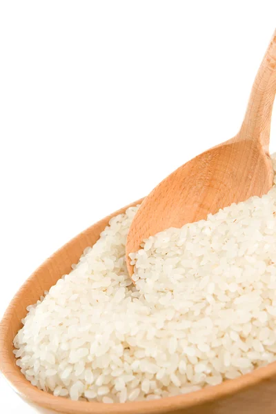 Grano de arroz en cuchara de madera aislada en blanco — Foto de Stock