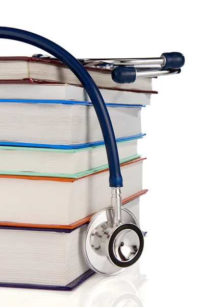 Böcker och stetoskop isolerad på vit — Stockfoto