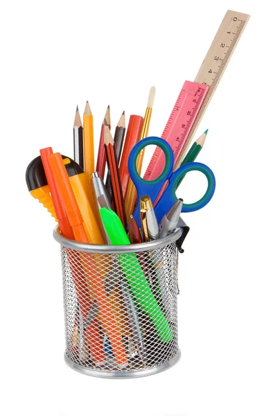 Set di accessori per la scuola in cesto porta-oggetti su bianco — Foto Stock