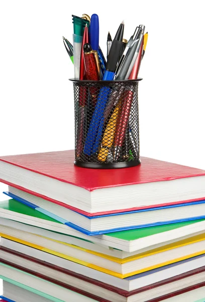Böcker och innehavaren korg i pennor isolerad på vit — Stockfoto
