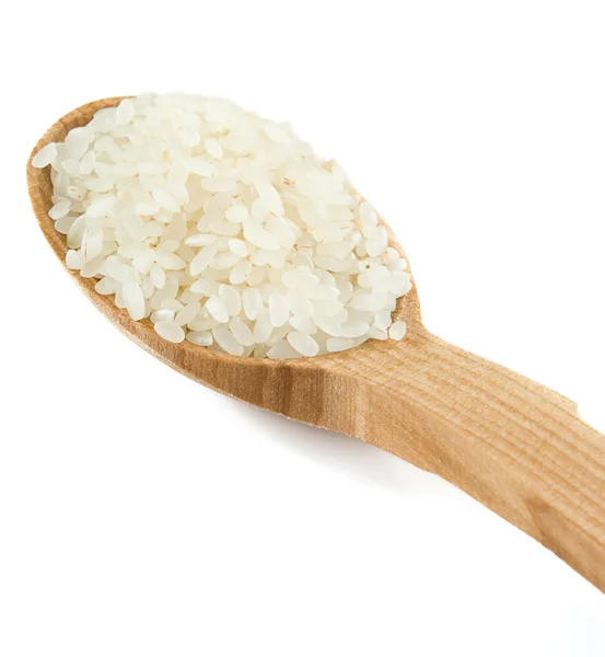 Ris spannmål i trä sked isolerad på vit — Stockfoto