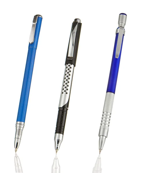 Penne blu e nere lucide isolate su bianco — Foto Stock