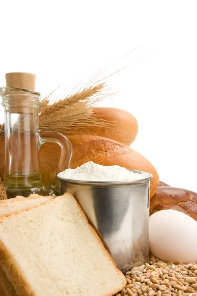 Chléb a pekařské výrobky, které jsou izolované na bílém — Stock fotografie