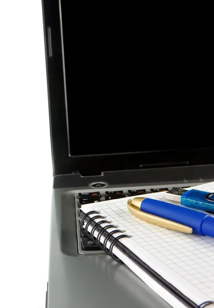 Anteckningsboken laptop och penna isolerad på vit — Stockfoto