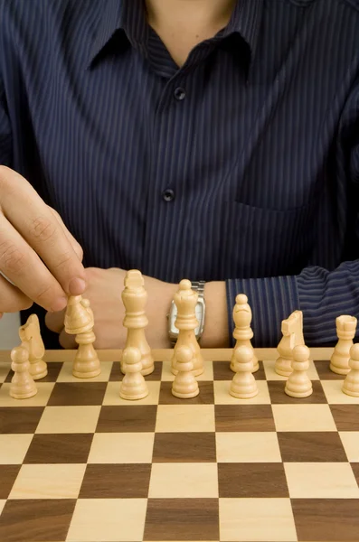 Mand hånd flytter skak - Stock-foto