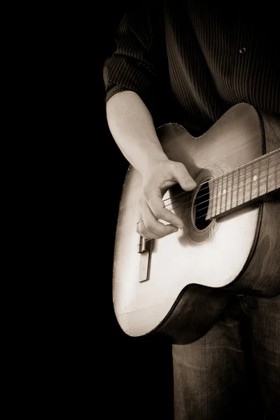 Gitar ve izole üzerinde siyah adam — Stok fotoğraf
