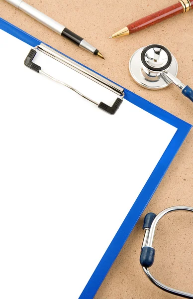Medizinisches Stethoskop mit Formblanko auf Holz — Stockfoto