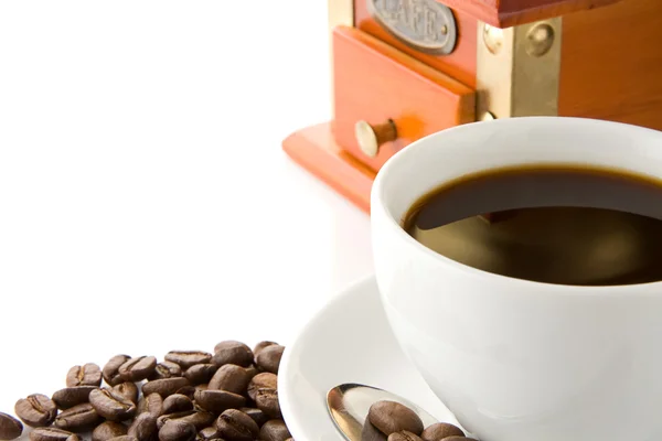 Tasse Kaffee, Mühle und Bohnen isoliert auf weiß — Stockfoto