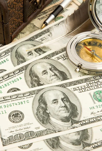 Złote pióro, pióro i kompas na dolary — Zdjęcie stockowe